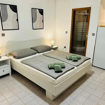 Daire Studio Apartment Near Beach Petrcane - Quiet & Central - Unit 1