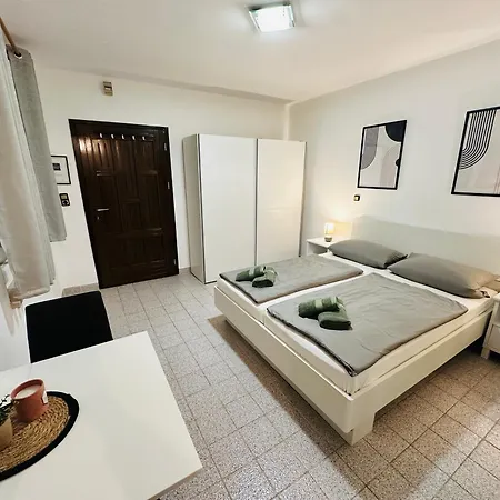 Studio Apartment Near Beach Petrcane - Quiet & Central - Unit 1 Daire Petrčane