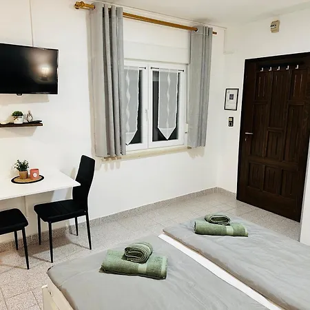 Studio Apartment Near Beach Petrcane - Quiet & Central - Unit 1 * Petrčane