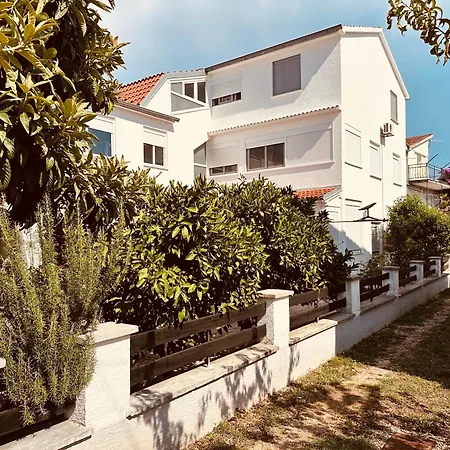 Studio Apartment Near Beach Petrcane - Quiet & Central - Unit 1 Apartment Petrčane