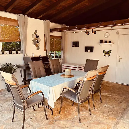 Studio Apartment Near Beach Petrcane - Quiet & Central - Unit 1 * Petrčane