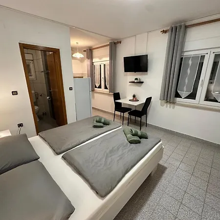 Studio Apartment Near Beach Petrcane - Quiet & Central - Unit 1