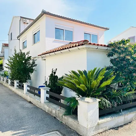 Studio Apartment Near Beach Petrcane - Quiet & Central - Unit 1 Apartament